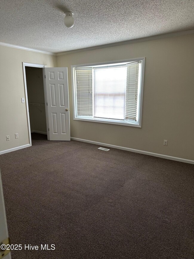Building Photo - 3825 Sterling Pointe Dr