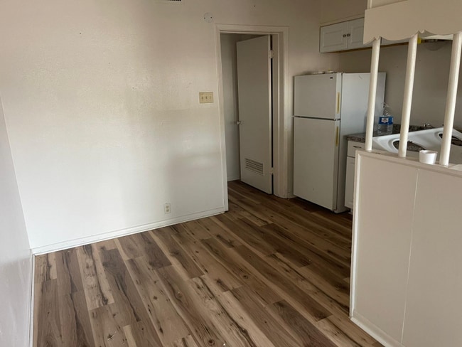 Building Photo - 414 E Avenue A