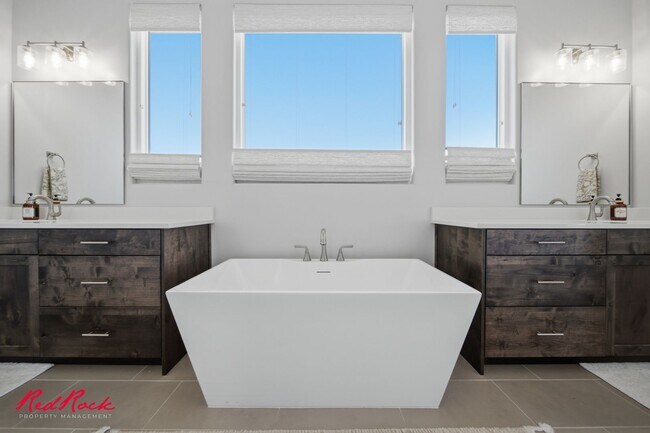 Building Photo - 4 Bedroom Home with Gorgeous Views