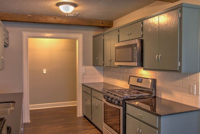 Building Photo - 3 Bedroom 2 Bath in Union Schools.  81st a...