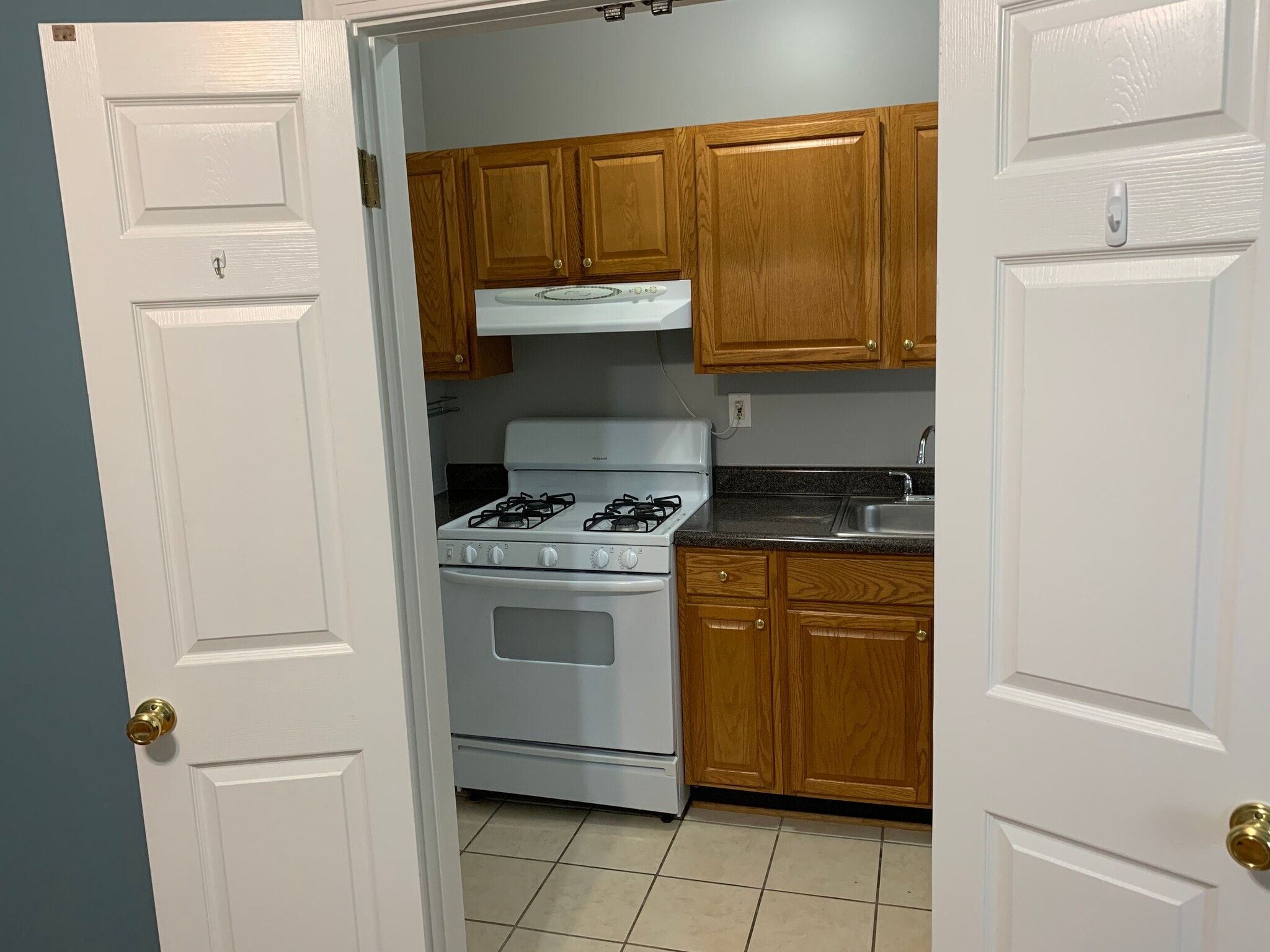 kitchen - 1827 Swann St NW
