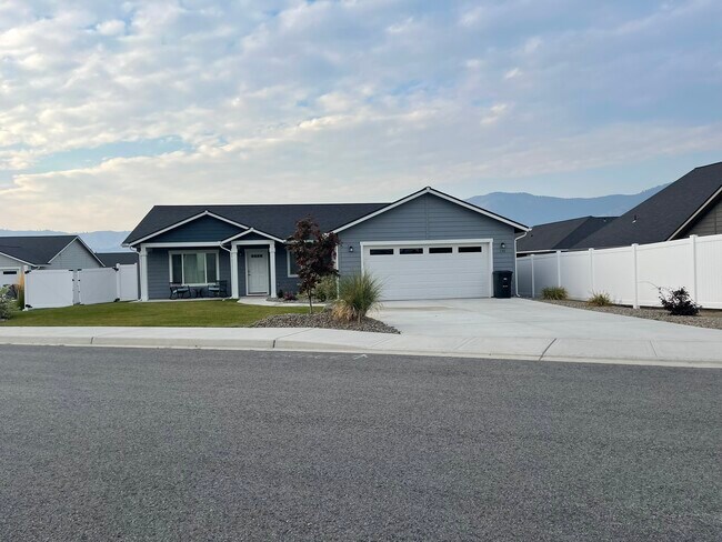 Building Photo - 170 Manzanita Dr