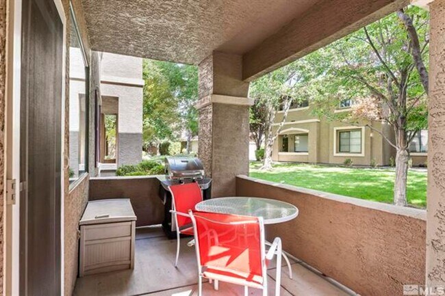 Building Photo - Tanamera 1 bedroom special!