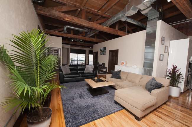 Building Photo - 2101 Beale Ave