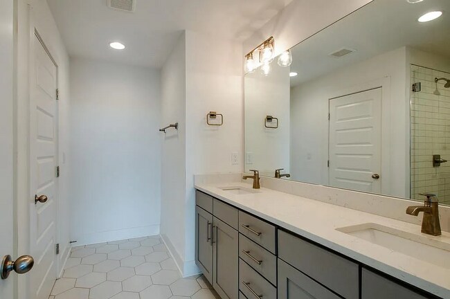 Building Photo - Spacious Townhome w/garage