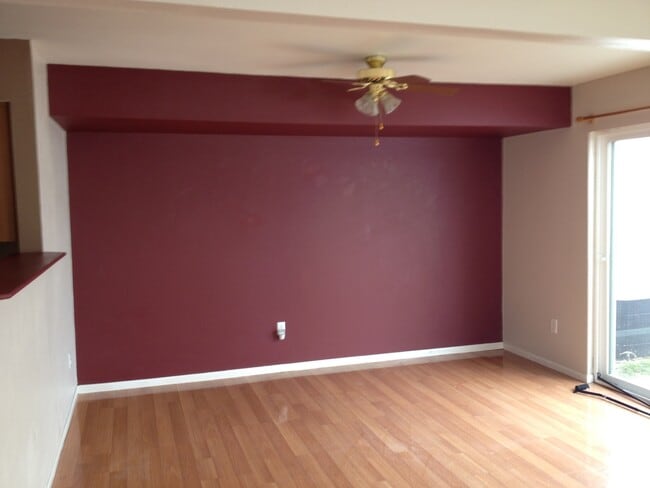Building Photo - 3 BEDROOM, 2.5 BATH TOWNHOUSE WITH 2 CAR ATTACHED GARAGE