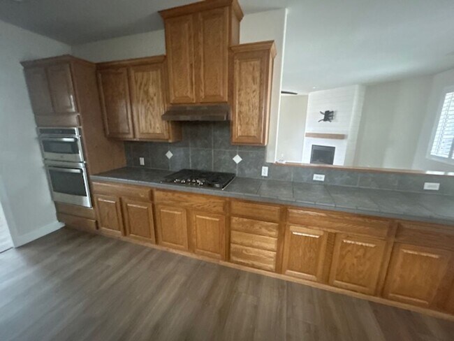 Building Photo - 4 Bedroom 2 Bathroom in SE Visalia with Po...