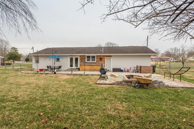 Building Photo - Knoxville 37918 - 2 Bedroom, 1 Bath, Ranch in Fountain City - Call or text Ryan Fogarty (865) 333...