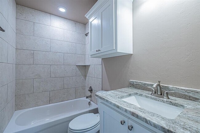 Building Photo - 1624 Highland Loop