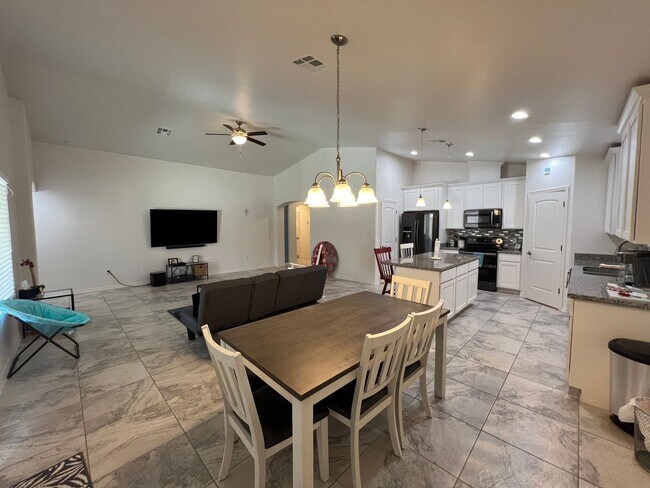 Building Photo - POOL & SPA HOME IN THE FOOTHILLS!