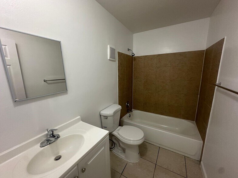 Building Photo - 3408 Riverside Dr