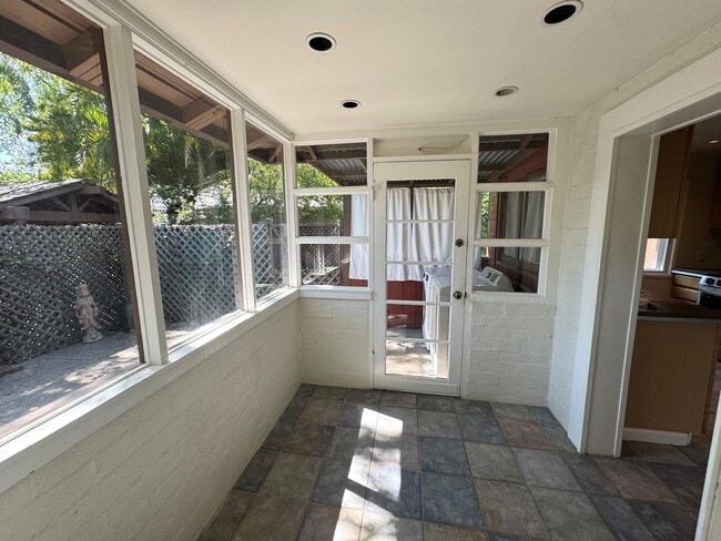Building Photo - Charming 2 Bedroom Ojai Home with All Utilities Included