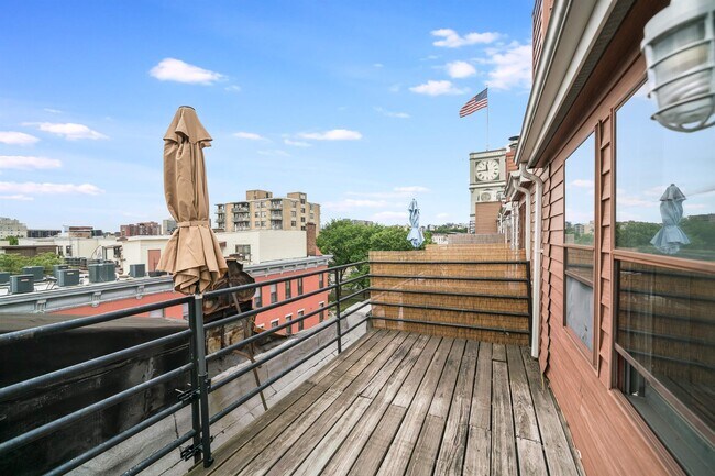Building Photo - 300 Grand St