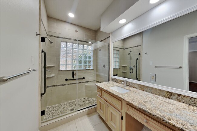 Building Photo - 20123 Sunny Shores Dr