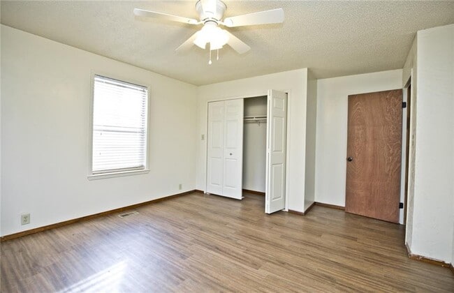 Building Photo - 726 McClure Ave