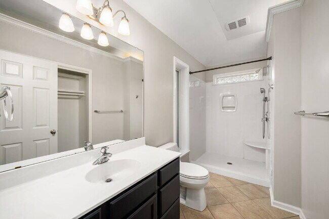 Building Photo - Move in before December 31st and get $100 OFF your rent for the first 3 months — PLUS a $250 Amaz...