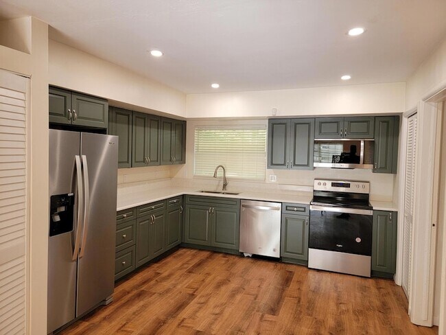 Building Photo - 550 SW 38th Terrace