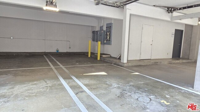 Building Photo - 1650 S Bentley Ave