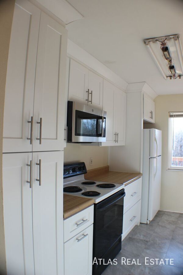 Building Photo - 9415 Brentwood St