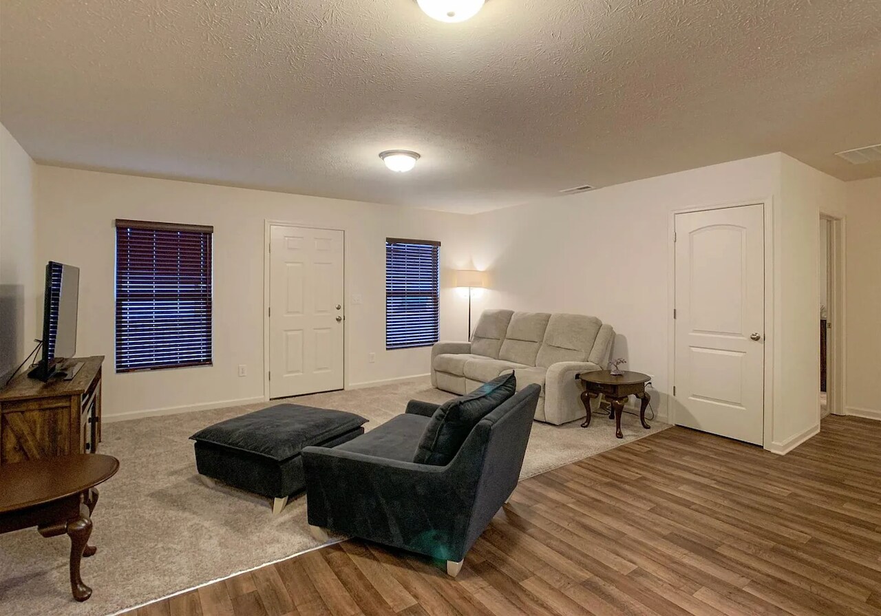 Building Photo - 391 Ariel Dr