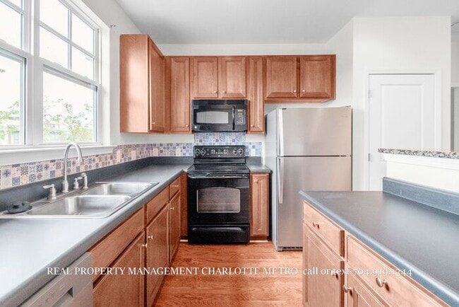 Building Photo - Charming 2 Bed, 2 Bathroom city Retreat Near Uptown Charlotte & Greenway Access