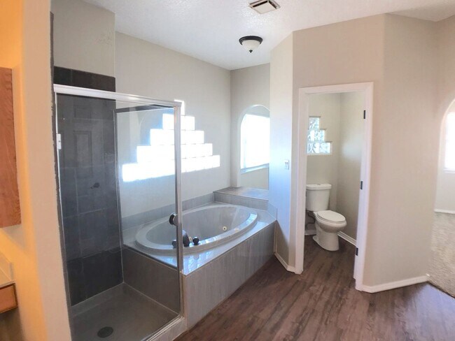 Building Photo - Stunning 4 bedroom in La Cueva area. Spacious layout. Refrigerated air! Extra Space!