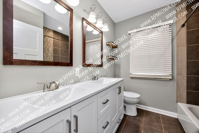 Building Photo - 6717 Roseland Dr