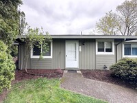 Building Photo - Troutdale Duplex w/ Private Back Yard, W/S...