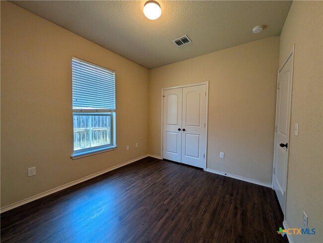 Building Photo - 660 Creekside Cir