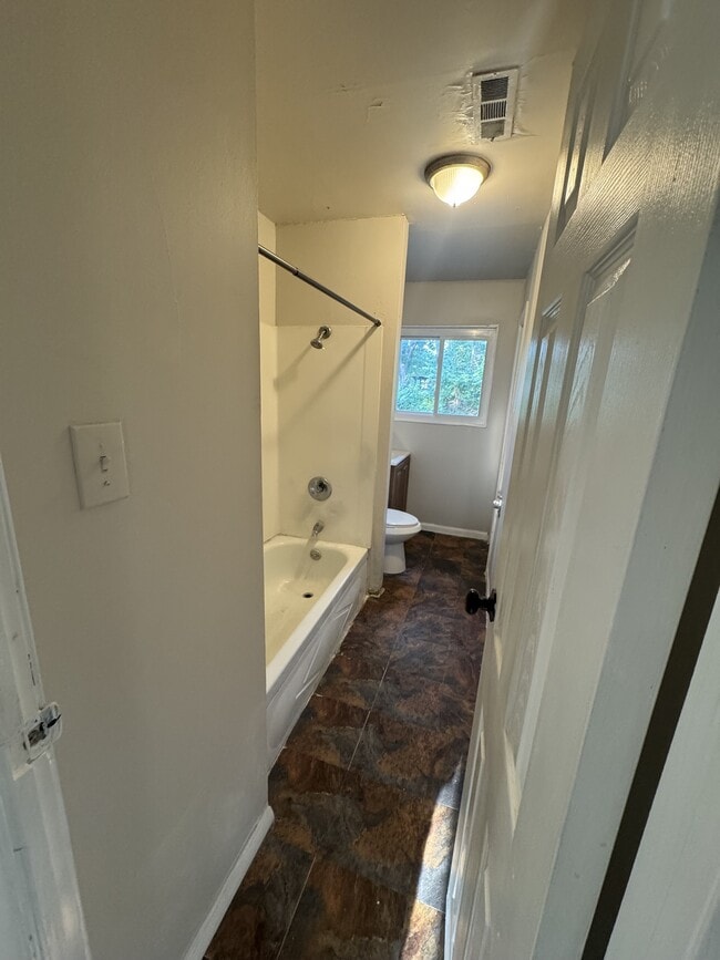 Building Photo - 305 SE Arter Ave