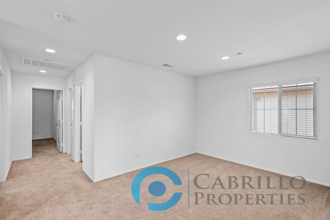 Building Photo - Spacious 3 bedroom Home w/2 car Garage in Vista, Short Drive to the Beach and Freeway access!