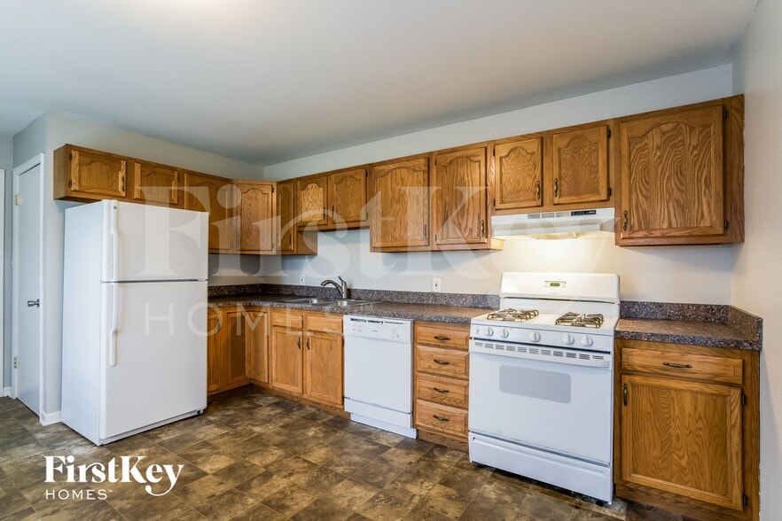 Building Photo - 104 E Oak St