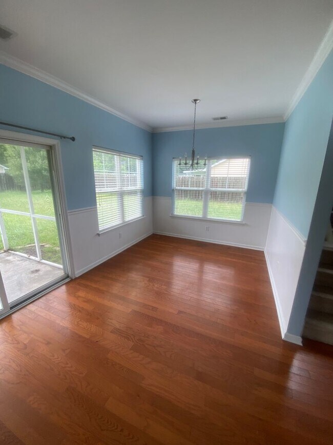 Building Photo - Beautiful 3 bed 2.5 bath/ Screened Porch/ ...