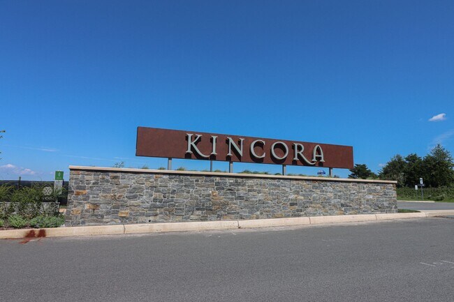 Building Photo - Stunning 3 Bed 2.5 Bath, Newer Condo-Style...