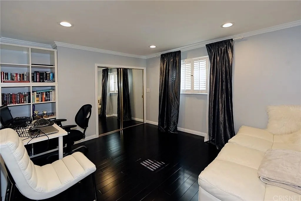 Second office - 16513 Moorpark St