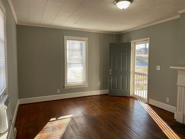 Building Photo - 740