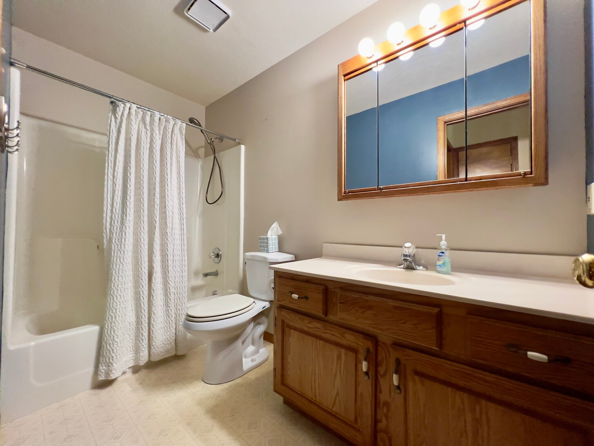 Main full bath - 1019 SW Kent Pl