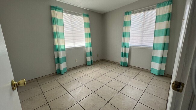 Building Photo - Beautiful home with 2 kitchens and 3 bedrooms and 2 bathrooms