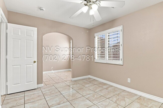 Building Photo - SE!! Stallion Mountain!! Gated!!! Single Story Home!! No Carpets!!! Covered patio!! Water Conditi...