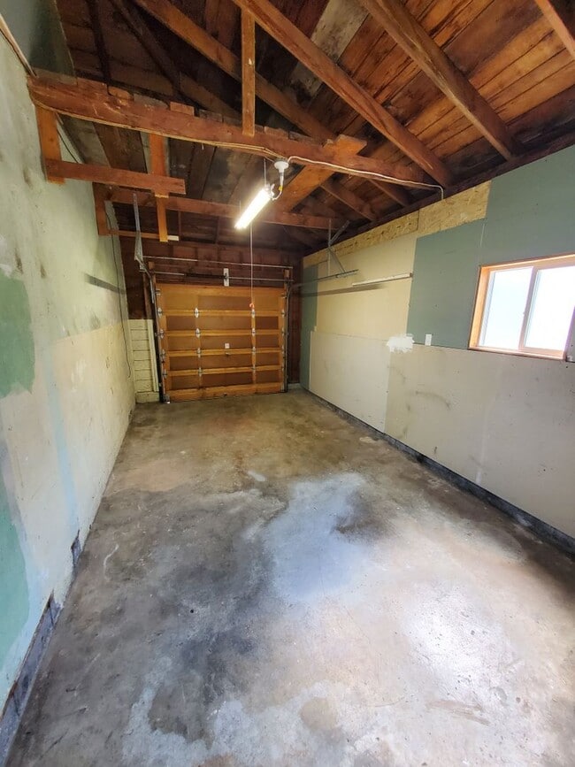 Building Photo - 2 Bedroom home with RV parking and large y...