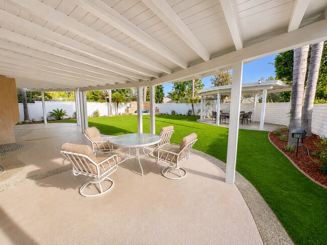 Building Photo - Furnished 4BR + Office | Putting Green Yard