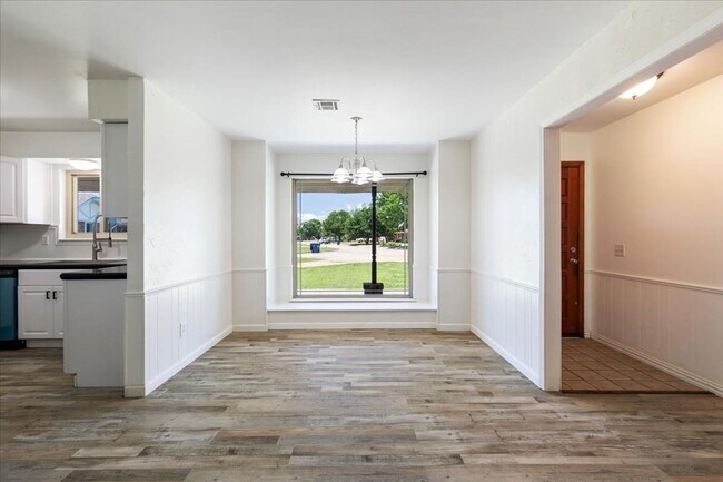 Building Photo - 2102 Canary Ave