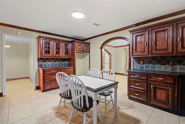 Building Photo - 8565 Ridgepoint Dr