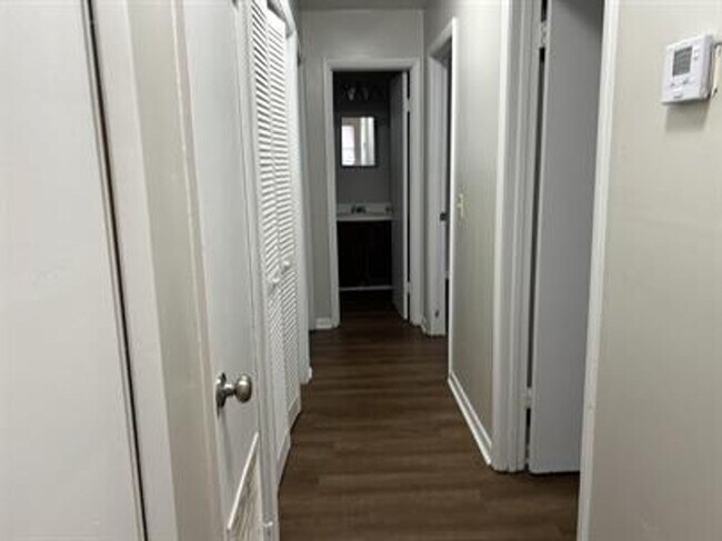 Building Photo - 220 Garden Cir