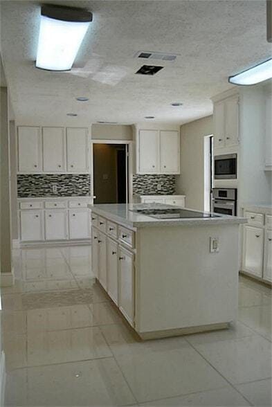 Building Photo - 2127 Manor Green Dr