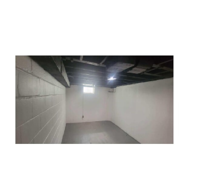 Building Photo - 9220 Mansfield St