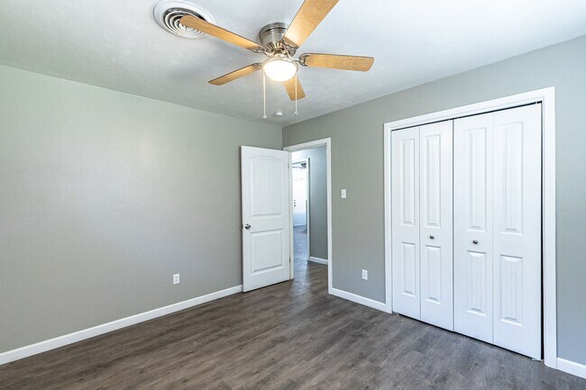 Building Photo - Large 3 bedroom with 2 living areas. Easy ...