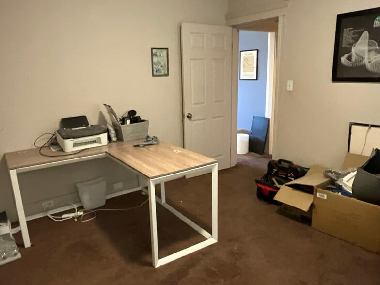 Building Photo - 325 Main St