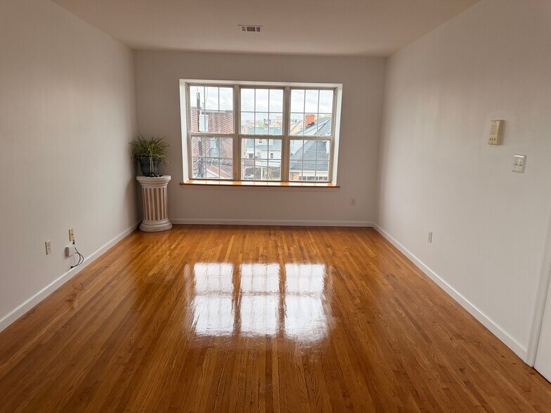 Living room - 216 Amity St