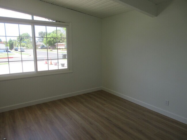 Building Photo - 10818 Paso Robles Ave